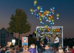 Luftballons steigen zum Start des Herbstkirmes-Wochenendes