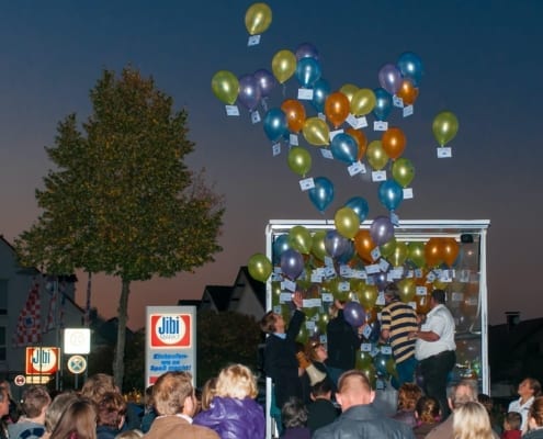 Luftballons steigen zum Start des Herbstkirmes-Wochenendes