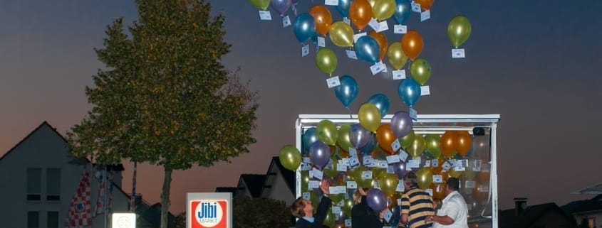 Luftballons steigen zum Start des Herbstkirmes-Wochenendes