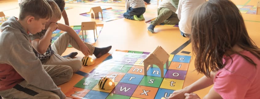 Mit der Robee Wörter schreiben. Das macht Spaß.